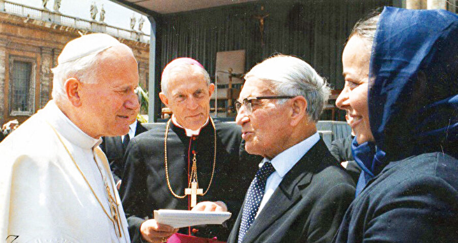 CHP’li Gülek’in 1989 Vatikan ziyareti: Papa 2. Jean Paul, Kasım Gülek ve karısı Nilüfer Gülek.