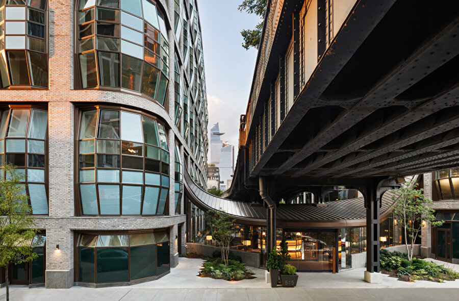 Proje alanın High Line tarafından ikiye bölünmesini avantaja çeviriyor.