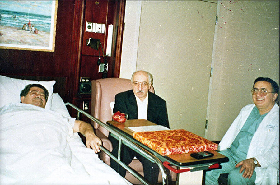 Turgut Özal'ın hastane odasında çekilen rezalet fotoğraf. 