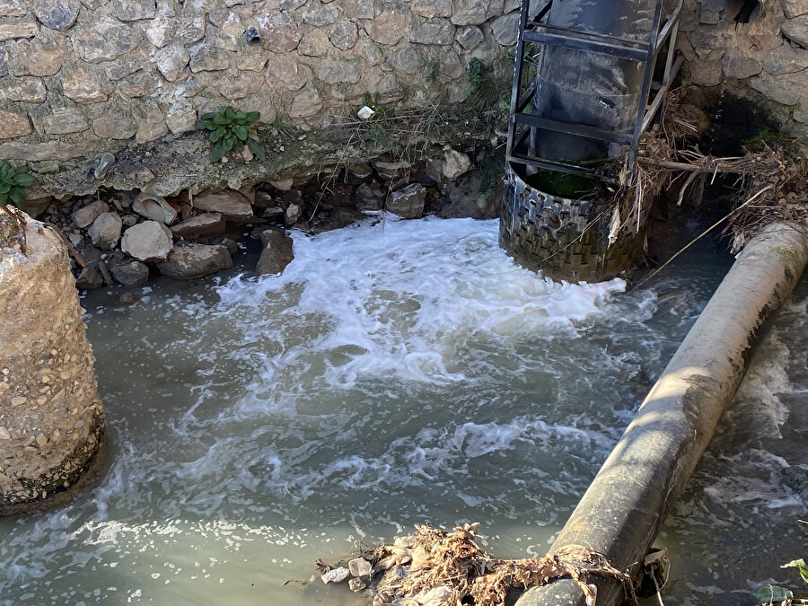 Yine aynı görüntü: Atık sular nedeniyle renk değiştirip köpürdü