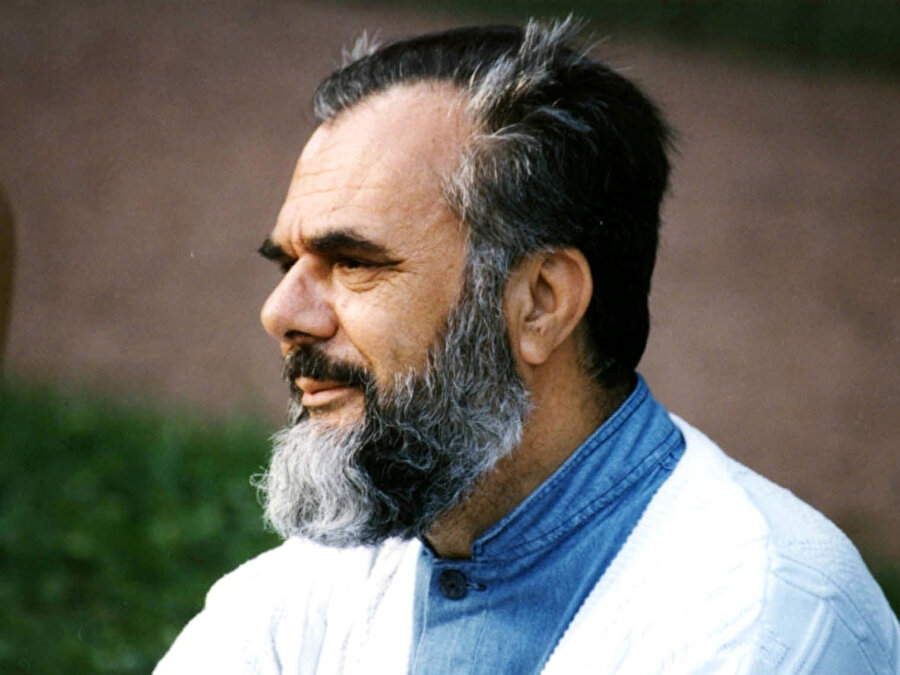 Esad Coşan. 