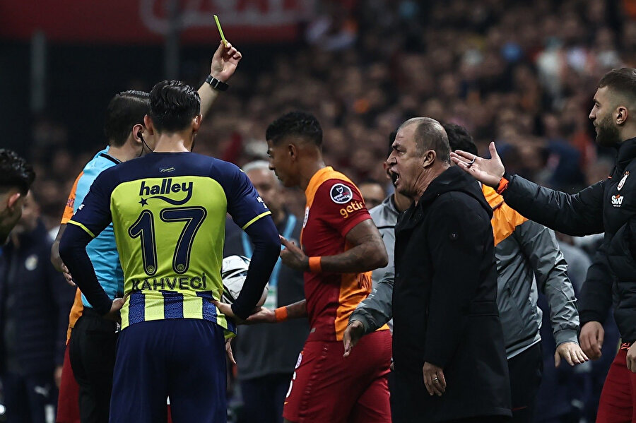 Galatasaray Teknik Direktörü Fatih Terim, Halil Umut Meler'e itirazları sonucu ikinci sarıdan kırmızı kart gördü.