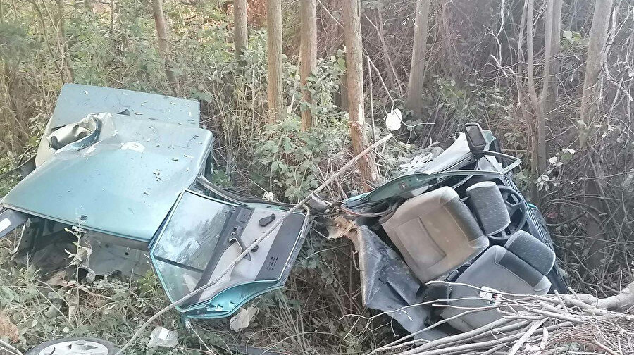 Araç kazada parçalara ayrıldı