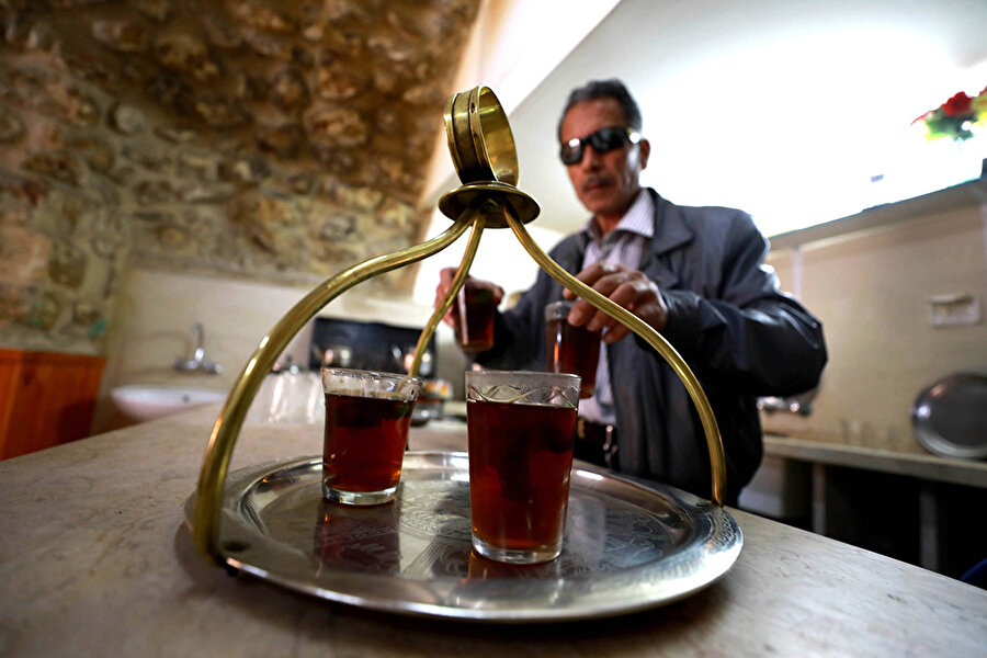 Muhammed et-Telbişi, İsrail'in baskılarına rağmen 23 yıldır geleneksel Bedran Kahvehanesini işletmeye gayret ediyor.