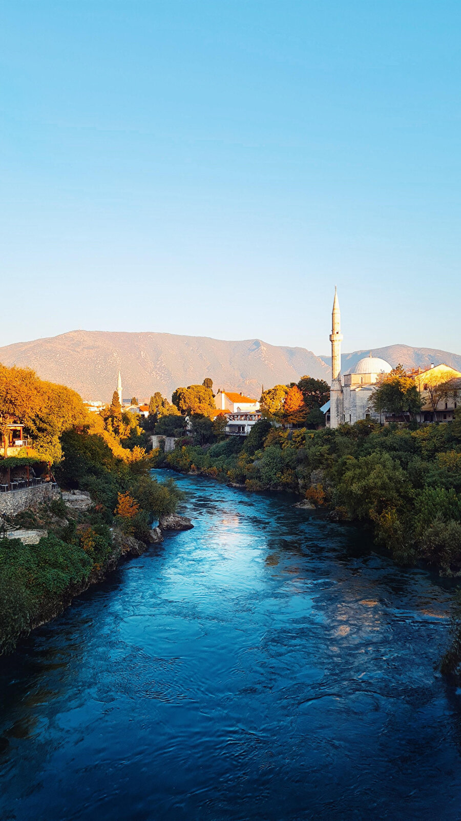  Saraybosna, Bosna bölgesinin Dinar Alpleri'yle çevrili Saraybosna Vadisi içerisinde Miljacka Nehri'nin çevresinde kurulmuştur.