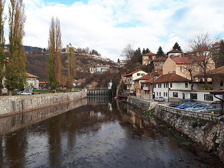 Saraybosna, Bosna-Hersek’in başkenti ve 2007 yılı sayımlarına göre 619.030 kişilik nüfusuyla en büyük kentidir.