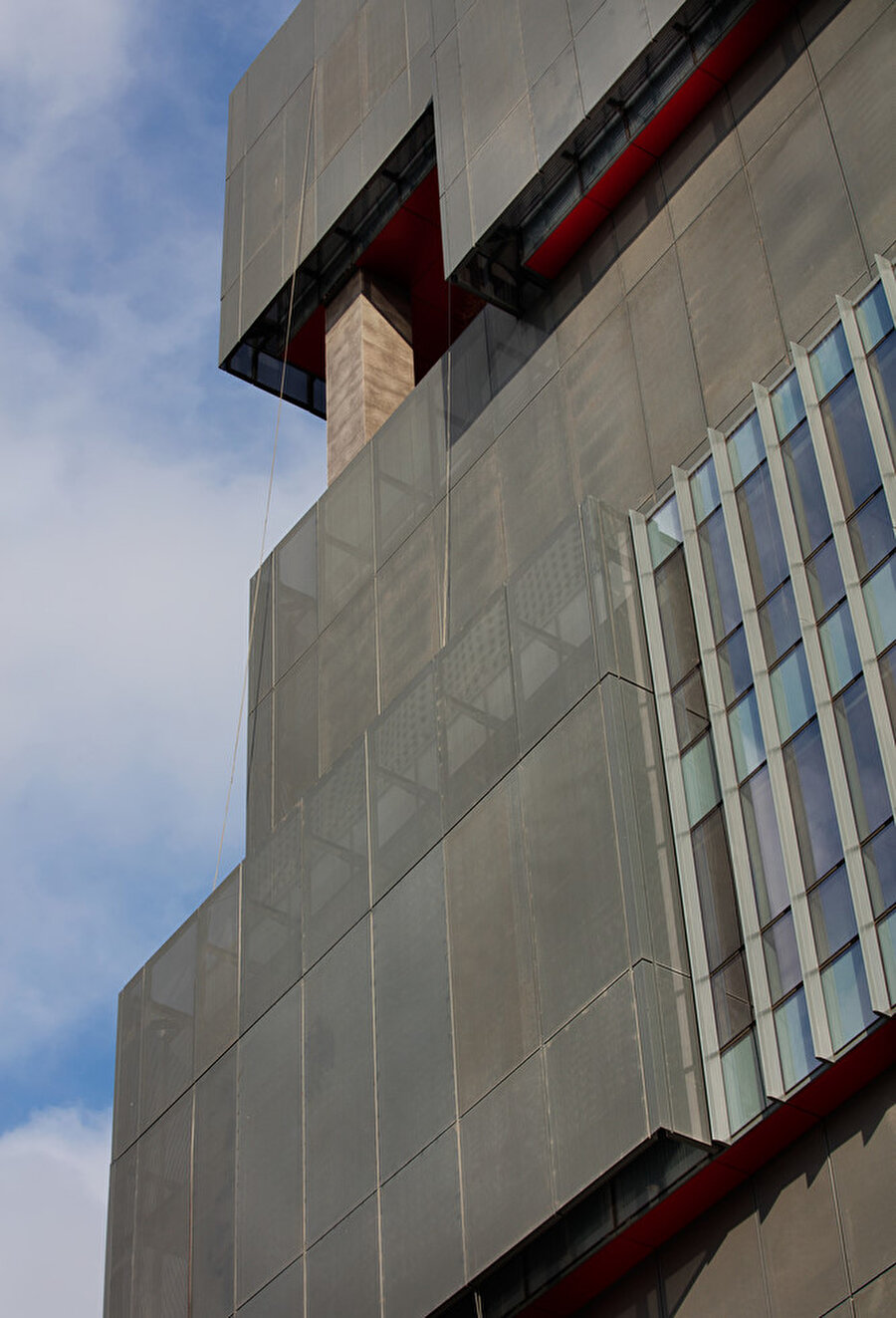 Alüminyum delikli levhalardan oluşan ikinci cephe, binaya yüksek teknolojiye sahip bir görüntü kazandırıyor.