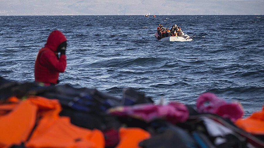 Fransa'dan İngiltere'ye geçmeye çalışan göçmenlerin botu alabora oldu