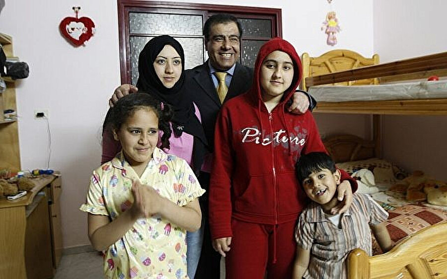 7 Mayıs 2009 tarihli bu fotoğrafta, Filistinli Dr. İzzeddin Ebu Ayş, çocuklarıyla birlikte poz veriyor.