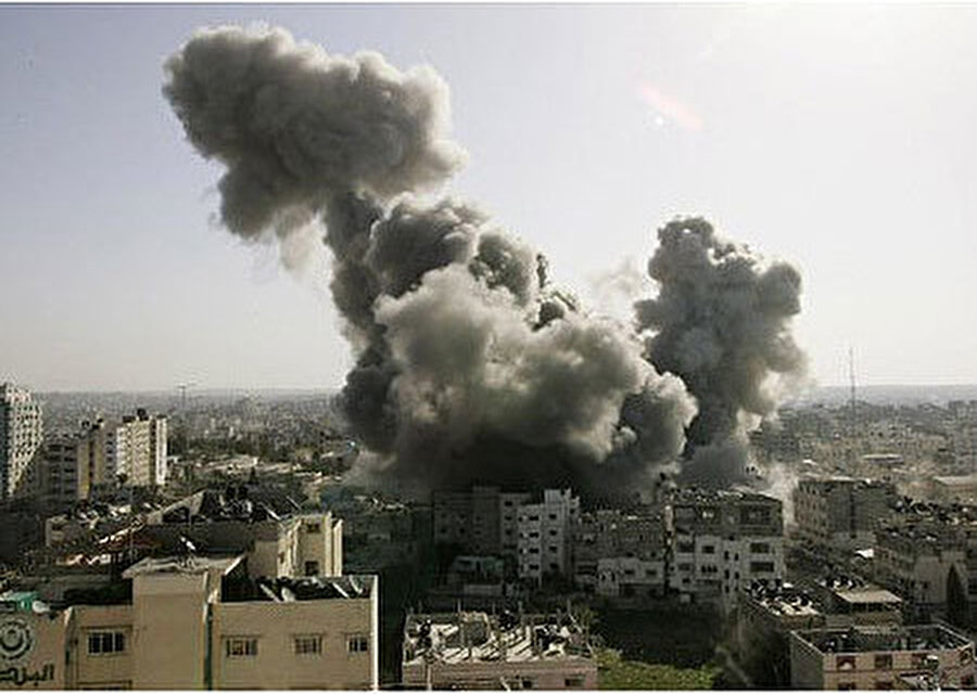 2009 Gazze Savaşı sırasında Gazze'ye yapılan İsrail Hava Kuvvetleri saldırısının sonucunda dumanlar yükseliyor. 