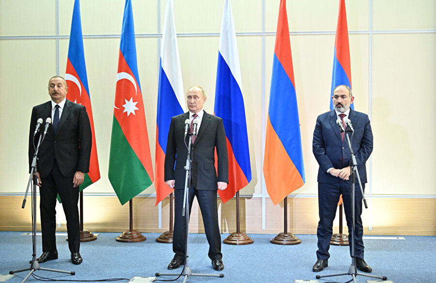 Azerbaycan Cumhurbaşkanı İlham Aliyev, Rusya Devlet Başkanı Vladimir Putin ve Ermenistan Başbakanı Nikol Paşinyan 26 Kasım 2021'de Rusya'nın Soçi kentinde üçlü görüşmeye katıldı.