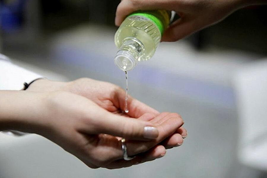 Kolonyam mutluluk kokuyordu. Kokuyu daha derin içime çektim ve avucuma birkaç damla döktüm.