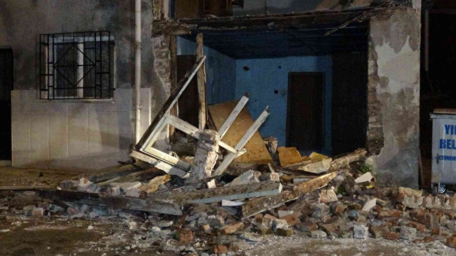 Bursa’da lodos hayatı felç etti: Binanın duvarı yıkıldı, kamyon devrildi