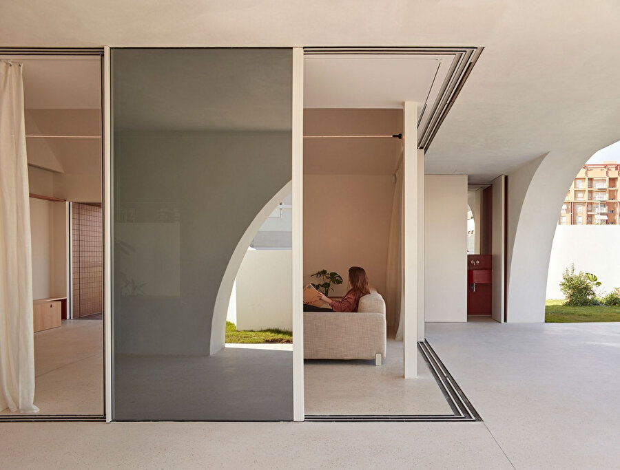 DM House, farklı geometrik şekilleri minimal bir tarzla bir araya getiriyor.