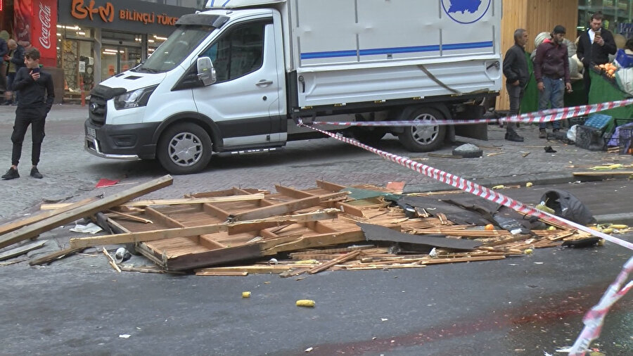 Esenyurt'ta çatı yoldakilerin üzerine uçtu