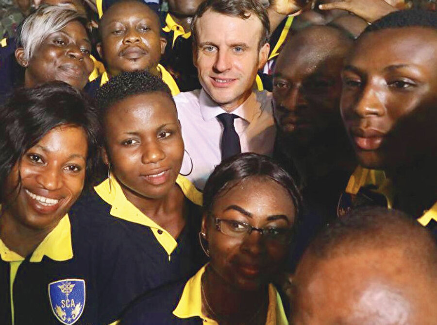 Macron ve Afrikalı gençler.
