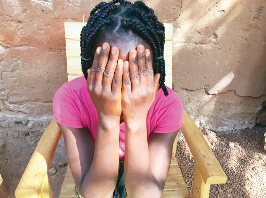 Adı Daniella. BM Barış Gücü askerleri tarafından alışverişe giderken alıkonmuş ve tecavüze uğramış Afrikalı bir kız çocuğu.