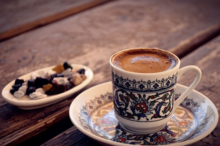 Bir akşam bir kahve yapmış ve ninesinden dinlediği mangal üstünde cezvede büyük ninelerinin pişirdiği kahve hatıralarını düşünüyordu