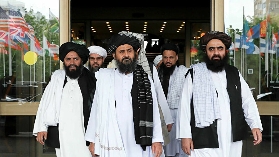 Taliban geçici hükümeti yetkilileri.