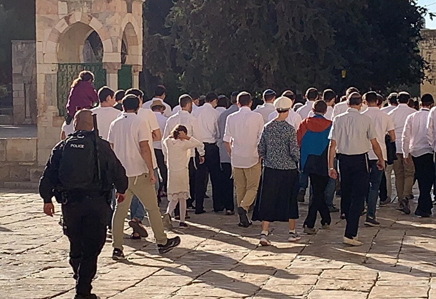 Yahudiler, 2003'ten bu yana idarenin izni olmadan İsrail'in tek taraflı kararıyla polis eşliğinde kutsal mabede giriyor.