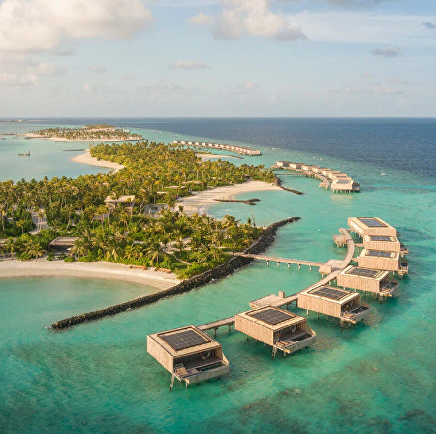(Designboom). Fari Adaları’nın en büyüğü olan Patina, Hint Okyanusu’nun masmavi suları ile çevreleniyor. Patina Maldivler, kıyı topografyasının doğal kıvrımlarını takip ediyor.