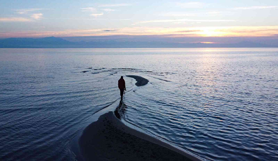 Van Gölü’nde sular çekilince yeni adacıklar oluştu