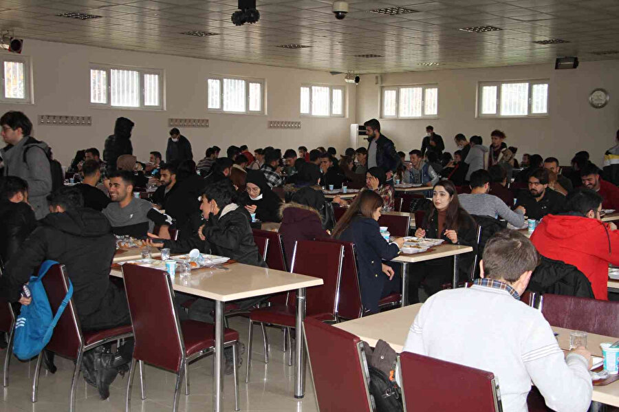 Sigarayı bıraktı topladığı parayla bin öğrenciye yemek fişi dağıttı