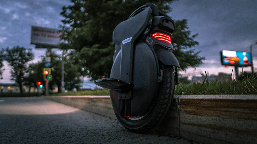 Inmotion V11 elektrikli tek tekerlekli bisiklet.