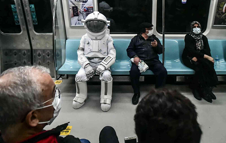 Görenler şaştı kaldı: Metroyla İstanbul turu yapan astronot
