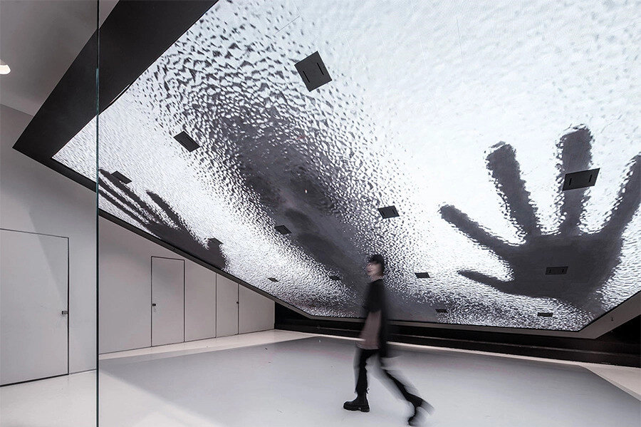 SO(What) butik tasarımında yedi tondan daha ağır ekranlar kullanılıyor.