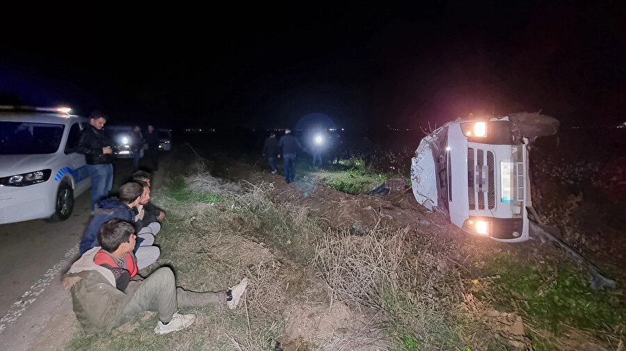 Polis kaza sonrası pamuk tarlasına kaçan göçmenleri aradı