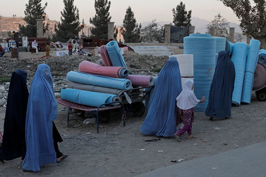 Burka giyen Afgan kadınlar Kabil, Afganistan.