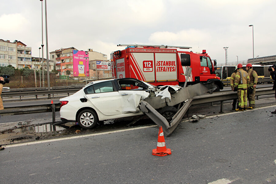Kağıthane D-100'de trafiği kilitleyen kaza