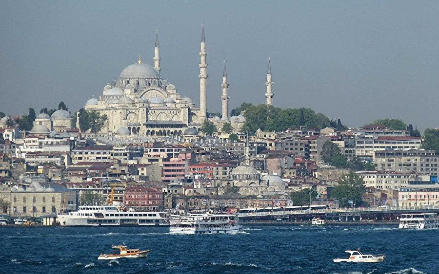 Bir anda, kısacık bir anda, kendi hayalini, halkının hayali hâline getirmesi gerektiğini anladı.