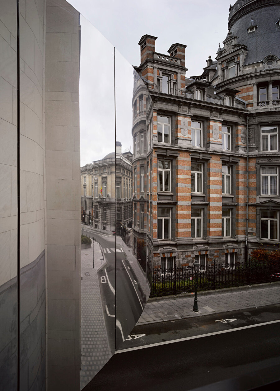 Aynalı yüzey binaları yansıtarak kent dokusunu artırıyor.