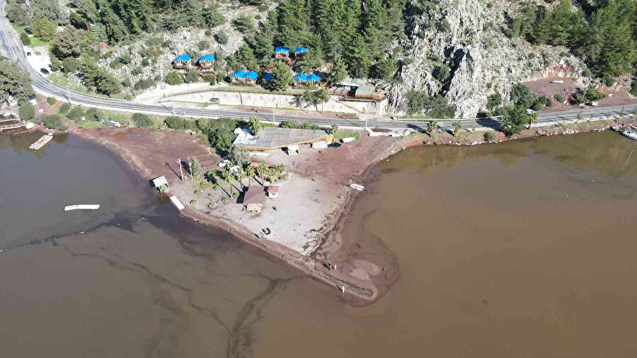 Marmaris’te deniz kahverengiye döndü