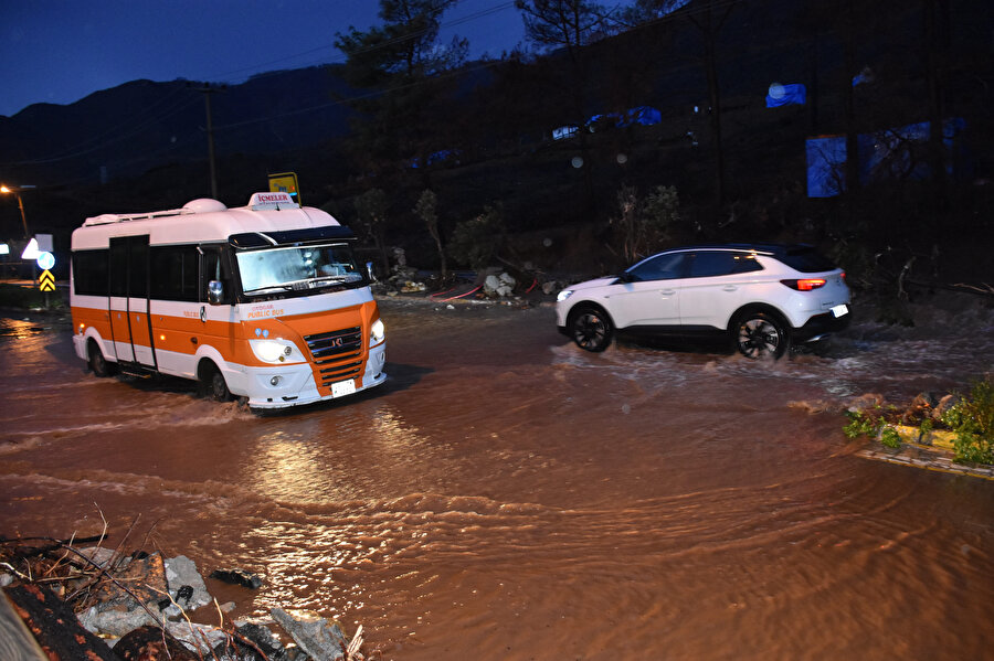Marmaris'te sağanaktan dolayı dereler taştı, evleri su bastı