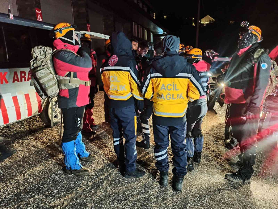 Uludağ’ın zirvesinde mahsur kalan 3 amatör dağcıya 14 saat sonra ulaşıldı