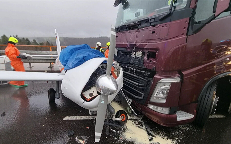 Uçak ile tır kafa kafaya çarpıştı