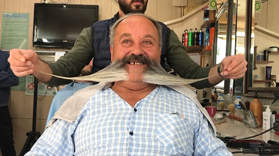 Bıyıkları 1 metre 15 santimetre uzunluğunda: Aylık masrafı bin 500 lira