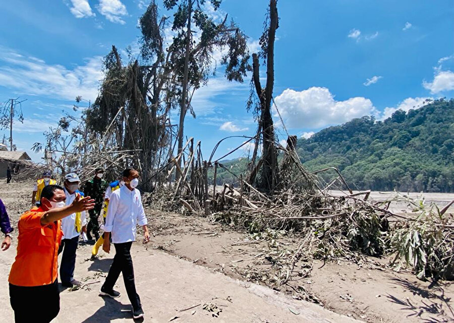 Endonezya Devlet Başkanı Joko Widodo, Endonezya'nın Doğu Cava eyaletinde bulunan Semeru Yanardağı'nın patlamasından etkilenen bölgeyi ziyaret etti.