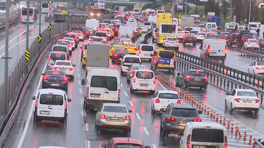 İstanbul'da toplu ulaşım araçları ve trafikte yoğunluk