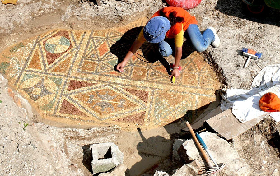 Evinin bahçesinde paha biçilemez tarihi eser buldu: Zeugma'ya rakip olacak
