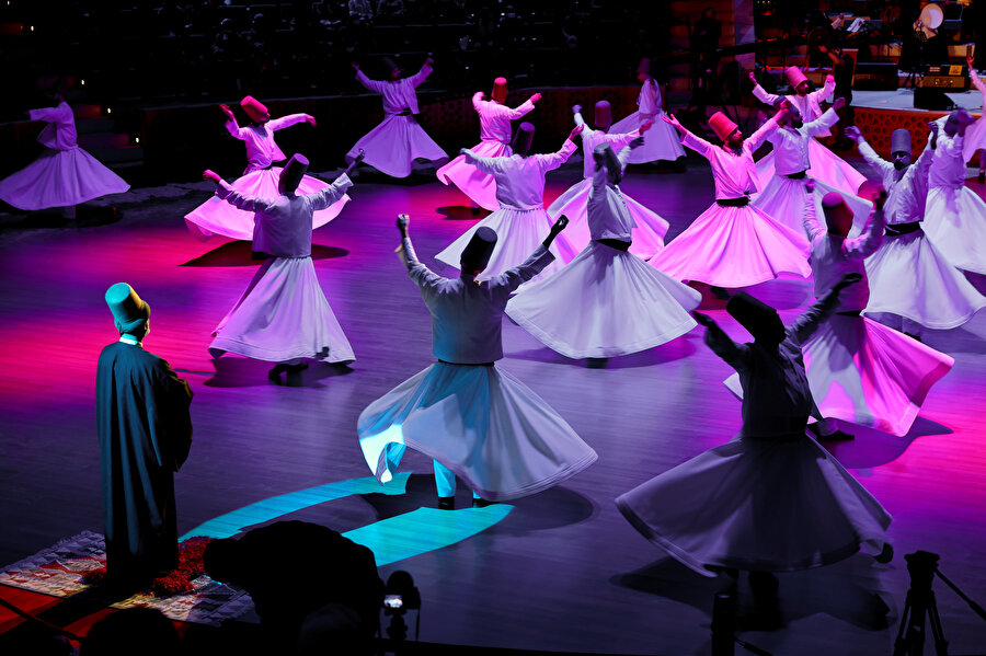 Muhammed Celâleddîn-i Rumi, veya kısaca bilinen adıyla Mevlânâ, 13. yüzyılda yaşamış Fars Sünni Müslüman şair, fâkih, âlim, ilahiyatçı ve Sûfi mutasavvıftır.