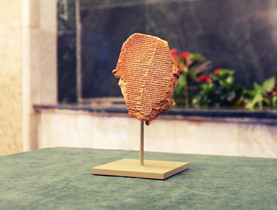 Antik Mezopotamya'dan günümüze ulaşan en eski eser olarak bilinen Gılgamış Destanı'nın bir bölümünü oluşturan 3 bin 500 yıllık tablet.