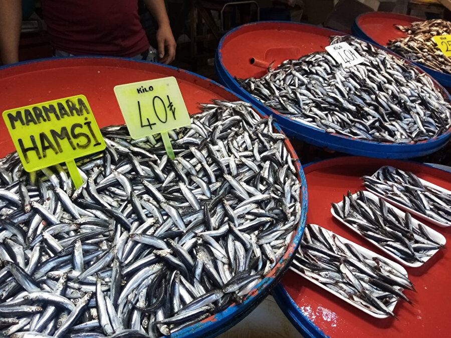 Hamsi tezgahlarda 40 liraya alıcı buluyor