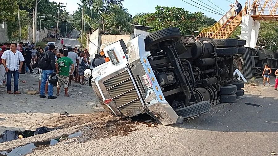 TIR, ABD'ye gitmek isteyen göçmenleri taşıyordu