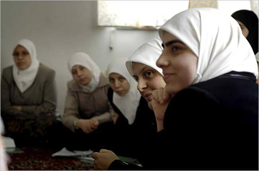 Zehra Camii Kızlar Okulunda, 15-17 yaş arasındaki öğrenciler, dinî eğitimin yanı sıra İngilizce dil dersi alıyorlar.