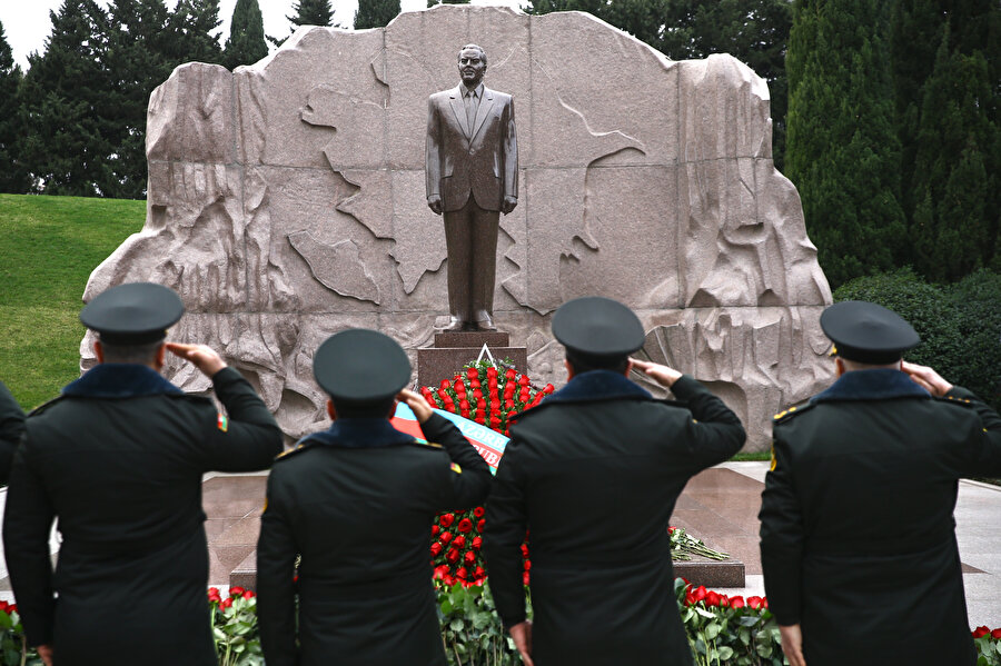 Azerbaycan'ın ulusal lideri Haydar Aliyev, vefatının 18. yılında anıldı.