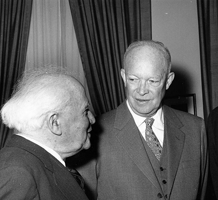Solda İsrail Başbakanı David Ben Gurion, sağda ABD Başkanı Dwight D. Eisenhower.